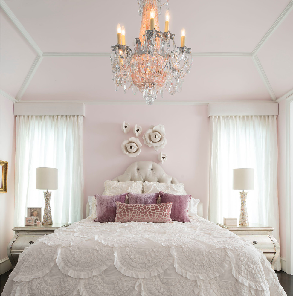 Aménagement d'une chambre grise et rose classique avec un mur rose et parquet foncé.