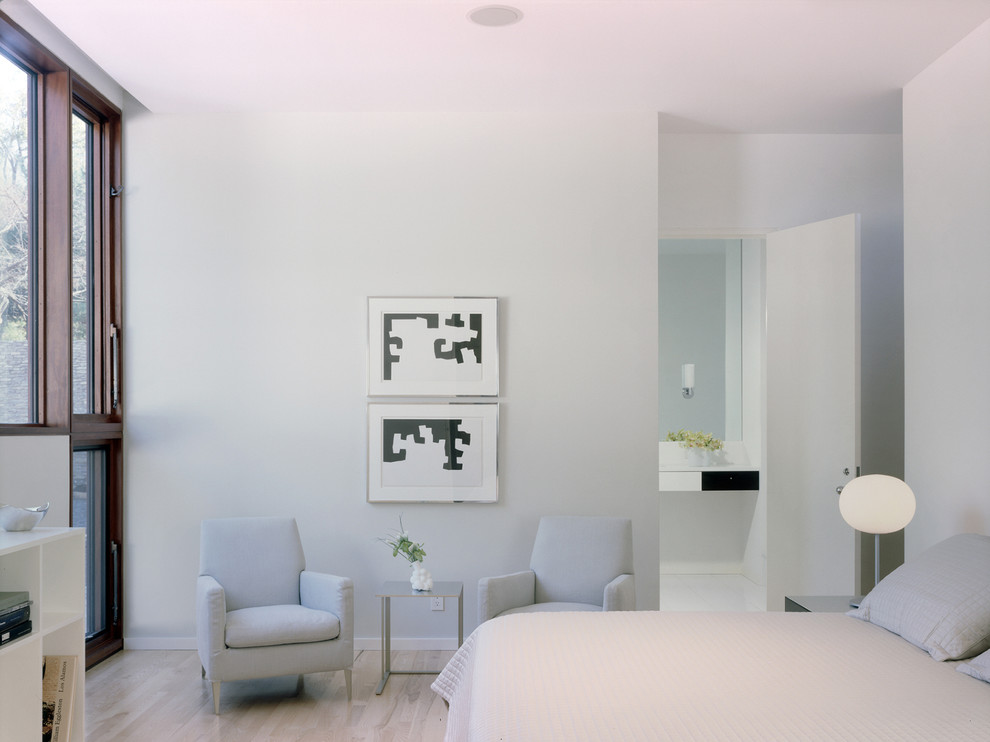 Foto de dormitorio principal moderno con paredes blancas y suelo de madera clara