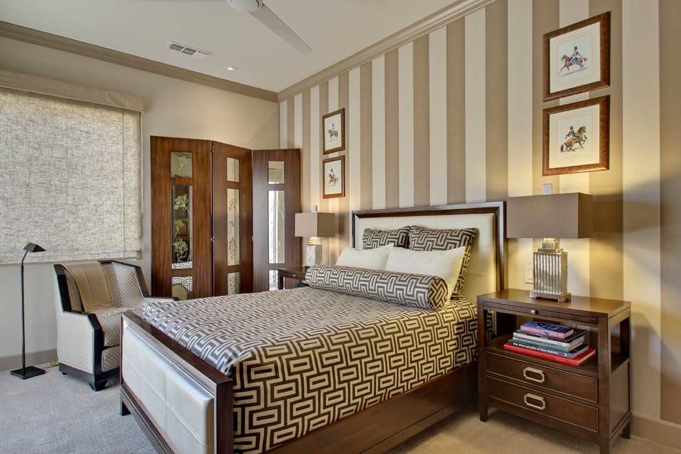 Пример оригинального дизайна: гостевая спальня среднего размера, (комната для гостей) в стиле неоклассика (современная классика) с бежевыми стенами и ковровым покрытием без камина