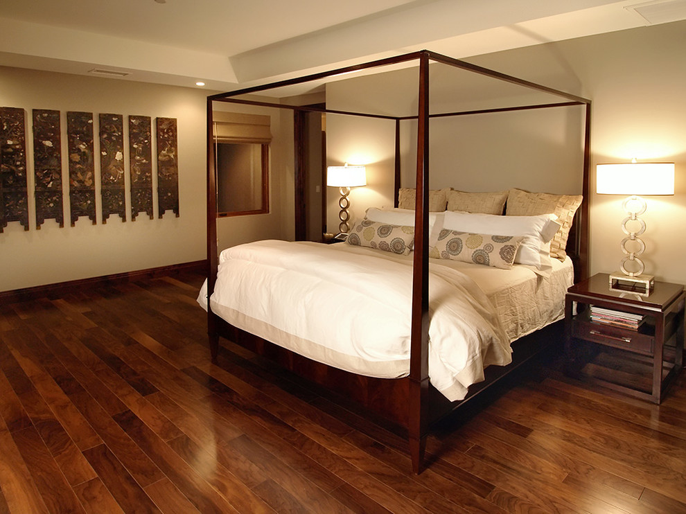 Diseño de habitación de invitados tradicional grande con paredes beige y suelo de madera en tonos medios