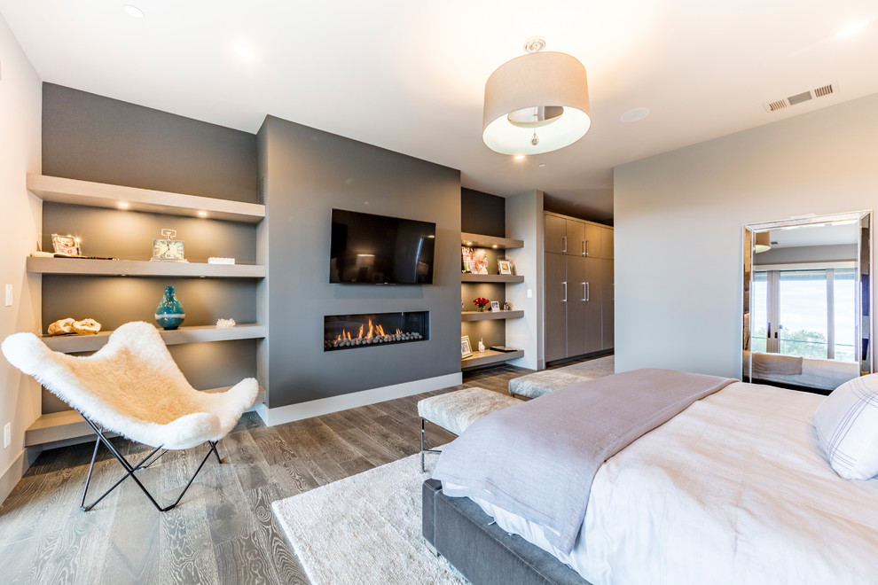 Imagen de dormitorio actual extra grande con paredes beige, suelo de madera oscura y suelo gris