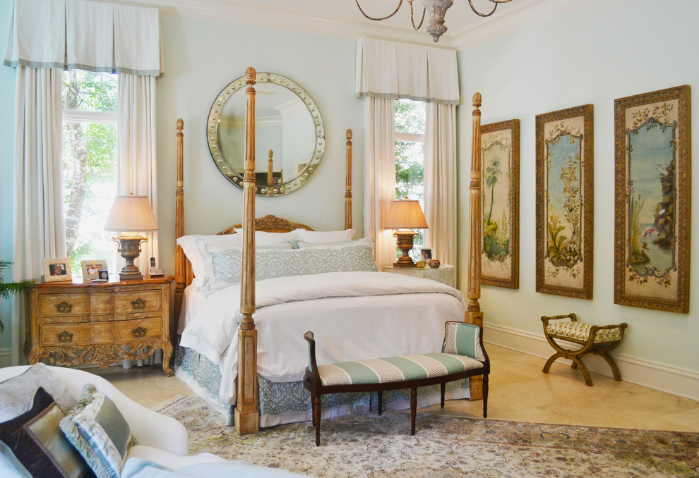 Mittelgroßes Stilmix Hauptschlafzimmer ohne Kamin mit blauer Wandfarbe, Travertin und beigem Boden in Jacksonville