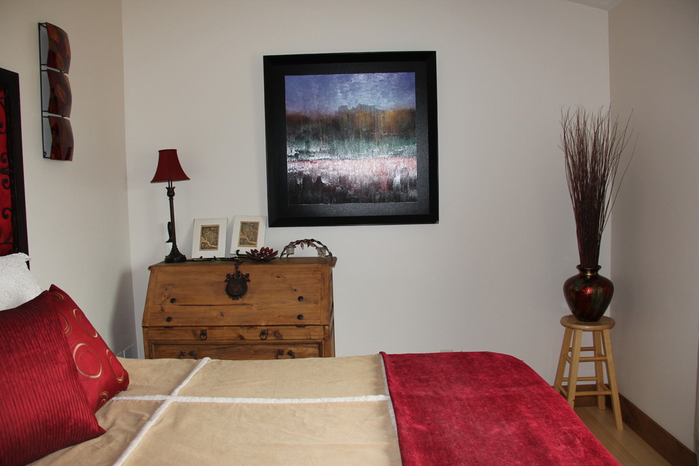 Foto de habitación de invitados de estilo de casa de campo de tamaño medio con paredes blancas y suelo de bambú
