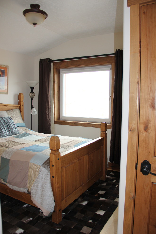 ソルトレイクシティにある中くらいなカントリー風のおしゃれな客用寝室 (白い壁、竹フローリング) のインテリア