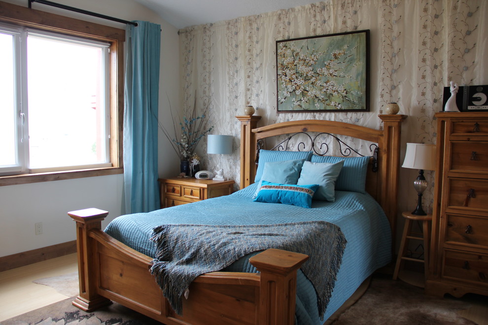 Пример оригинального дизайна: хозяйская спальня среднего размера в стиле кантри с белыми стенами и полом из бамбука