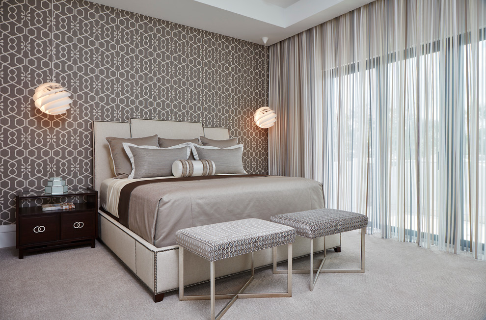 Großes Modernes Hauptschlafzimmer ohne Kamin mit grauer Wandfarbe, Teppichboden und grauem Boden in Miami
