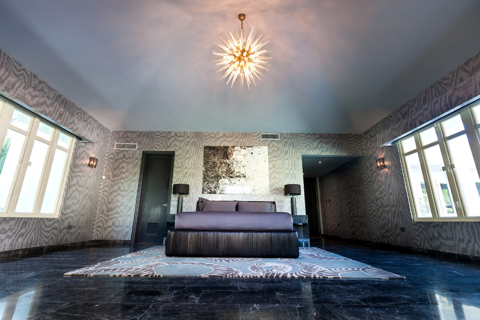 На фото: огромная хозяйская спальня в современном стиле с серыми стенами, полом из керамогранита и черным полом