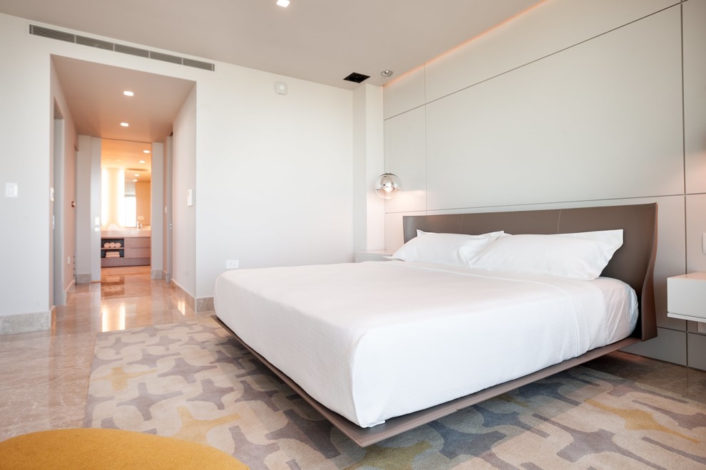 Идея дизайна: большая хозяйская спальня в стиле модернизм с бежевыми стенами, мраморным полом и разноцветным полом