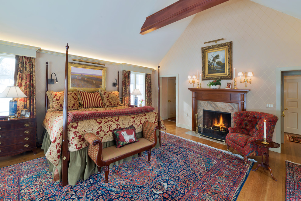 Ejemplo de habitación de invitados campestre de tamaño medio con suelo de madera en tonos medios, todas las chimeneas y marco de chimenea de baldosas y/o azulejos