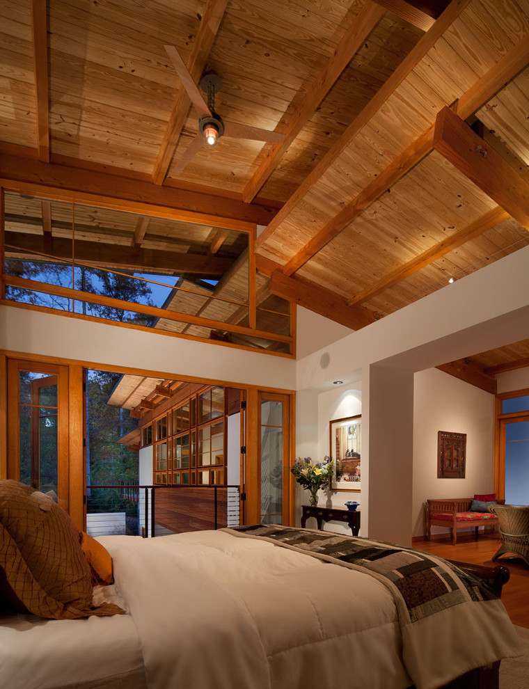 Diseño de dormitorio principal contemporáneo extra grande con paredes blancas y suelo de madera en tonos medios