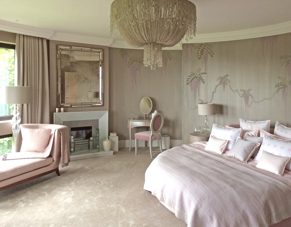 Diseño de dormitorio principal de estilo americano grande con paredes rosas, moqueta, todas las chimeneas, marco de chimenea de piedra, suelo beige y papel pintado