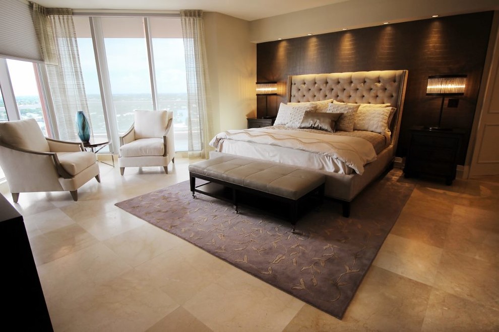Diseño de dormitorio principal clásico renovado grande con paredes grises y suelo de travertino