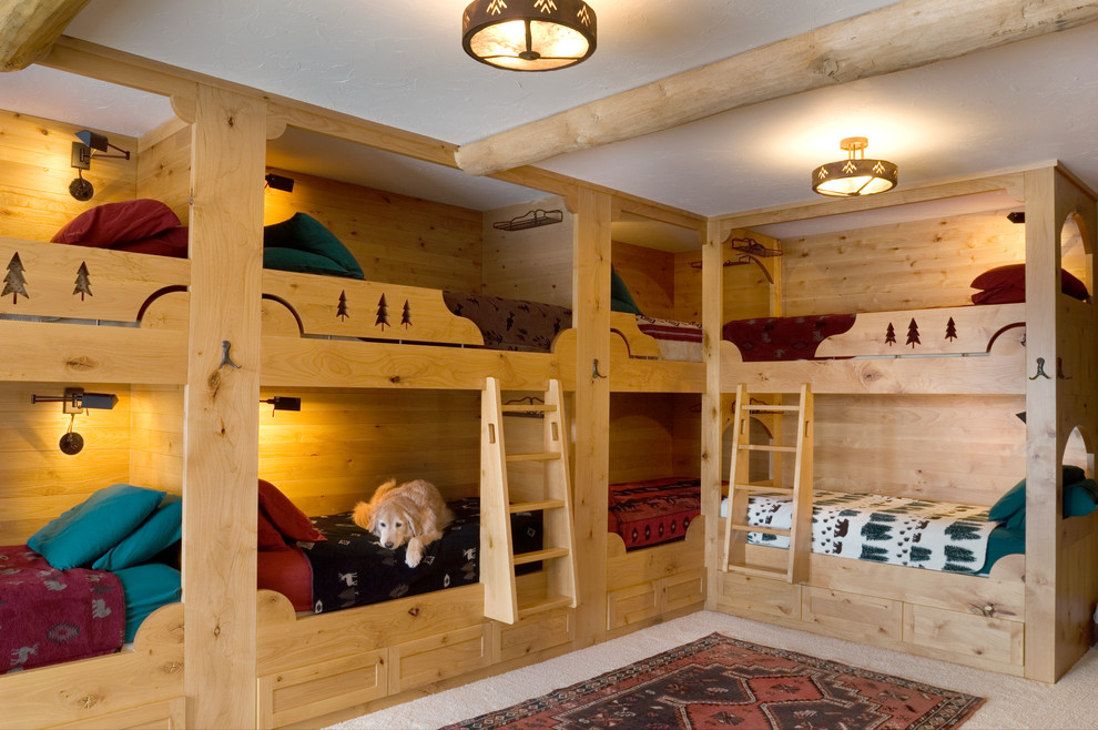Пример оригинального дизайна: гостевая спальня (комната для гостей) в стиле рустика с ковровым покрытием без камина
