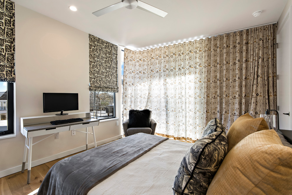 На фото: гостевая спальня среднего размера, (комната для гостей) в современном стиле с белыми стенами, светлым паркетным полом и бежевым полом без камина