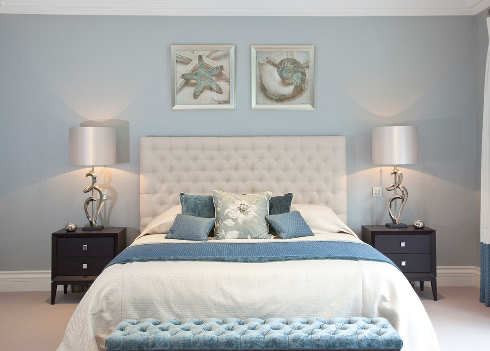 サリーにあるビーチスタイルのおしゃれな寝室 (青い壁)