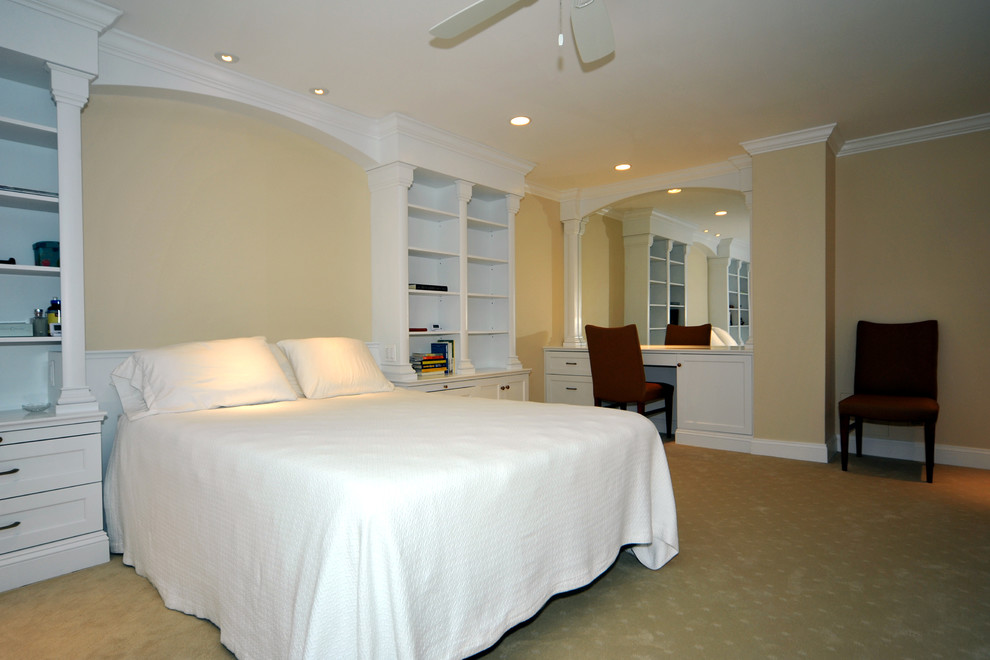 ワシントンD.C.にある広いトラディショナルスタイルのおしゃれな主寝室 (ベージュの壁、カーペット敷き、暖炉なし、黄色い床)