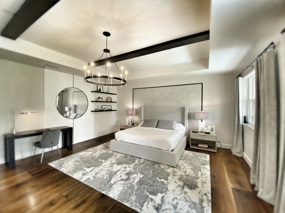 Geräumiges Retro Hauptschlafzimmer ohne Kamin mit braunem Holzboden in Miami
