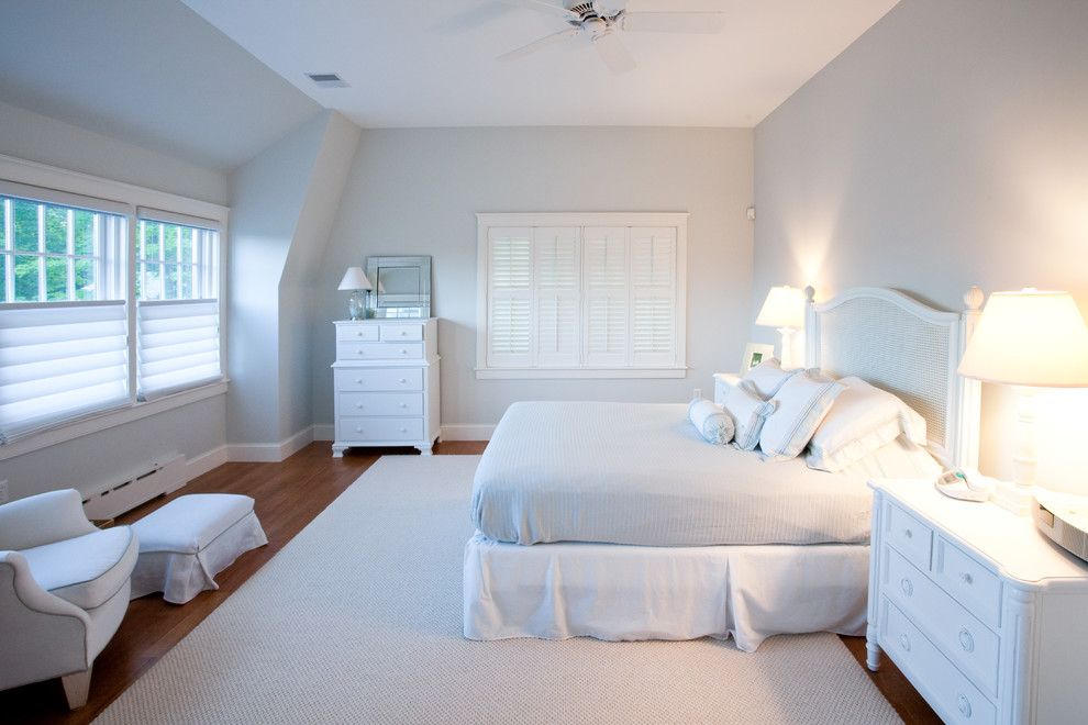 Ejemplo de habitación de invitados marinera de tamaño medio sin chimenea con paredes grises y suelo de madera oscura
