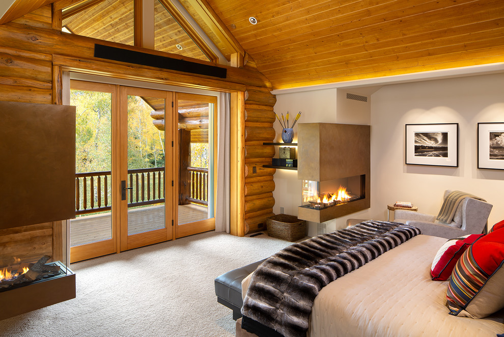 Idée de décoration pour une très grande chambre chalet avec un manteau de cheminée en métal et un sol beige.
