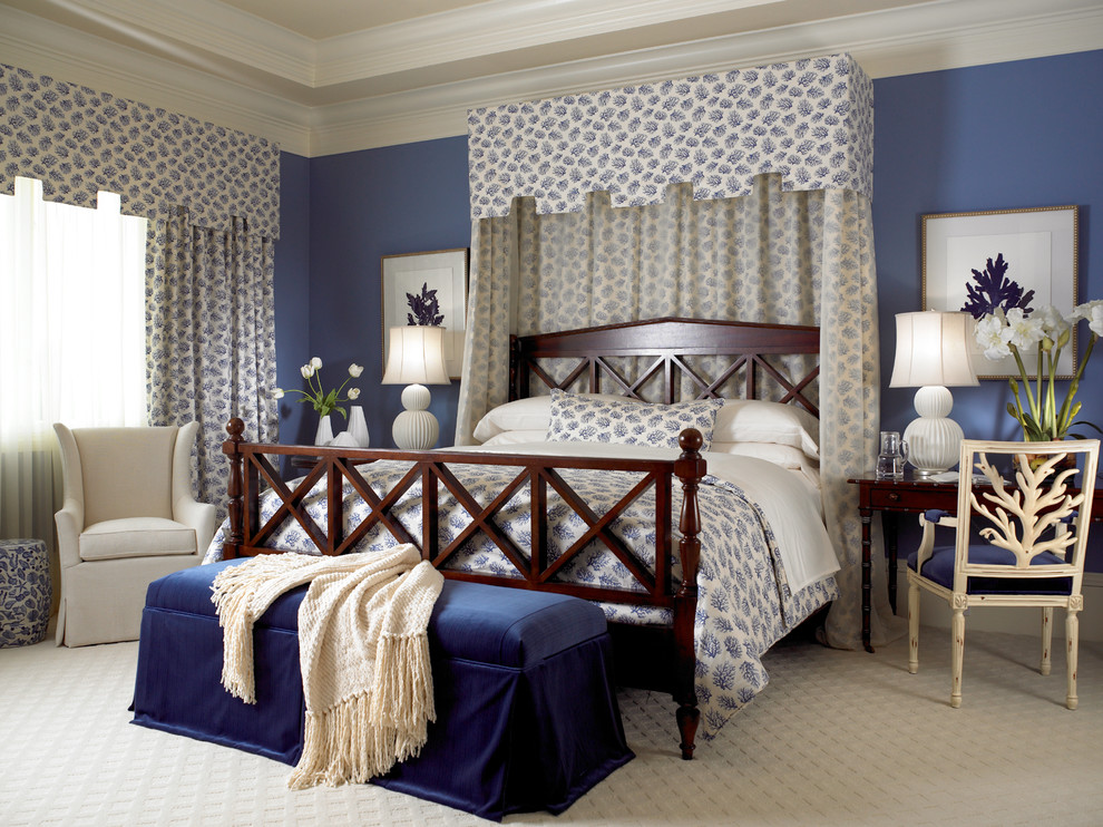 Idee per una camera da letto classica con pareti blu, moquette e nessun camino