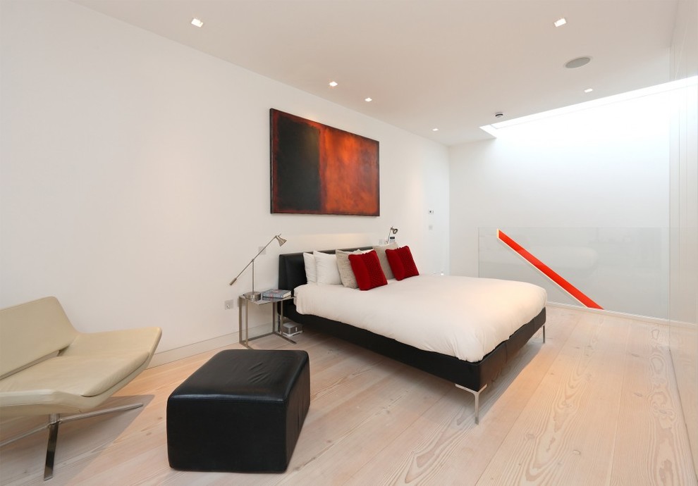 Ejemplo de dormitorio moderno de tamaño medio con paredes blancas y suelo beige