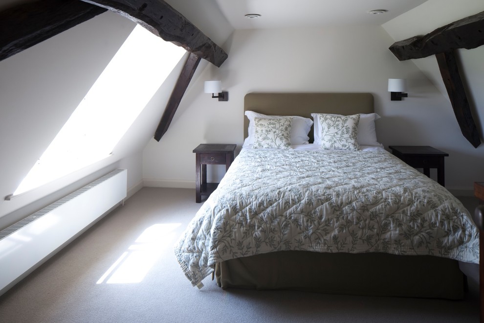 Пример оригинального дизайна: спальня на антресоли в современном стиле с белыми стенами и ковровым покрытием