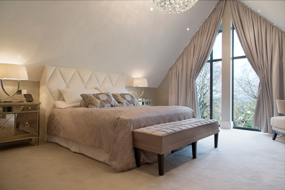 Пример оригинального дизайна: гостевая спальня (комната для гостей) в стиле неоклассика (современная классика) с бежевыми стенами и ковровым покрытием