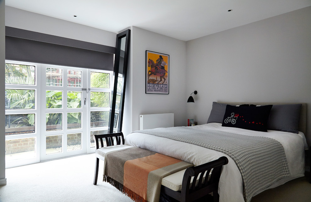Стильный дизайн: хозяйская спальня в классическом стиле с ковровым покрытием и серыми стенами без камина - последний тренд