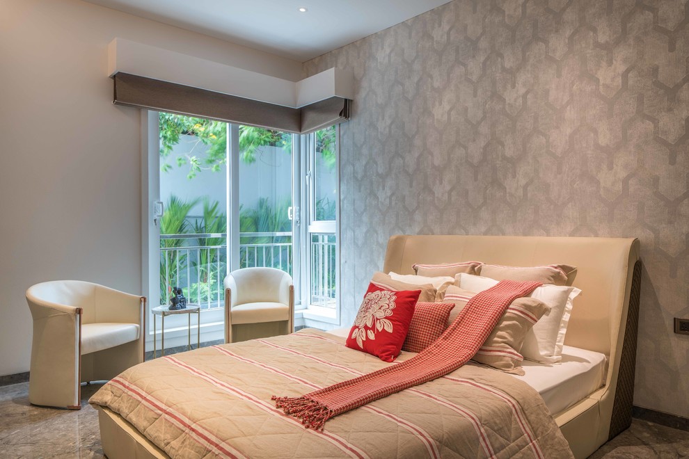 Пример оригинального дизайна: гостевая спальня (комната для гостей) в современном стиле с бежевыми стенами и серым полом