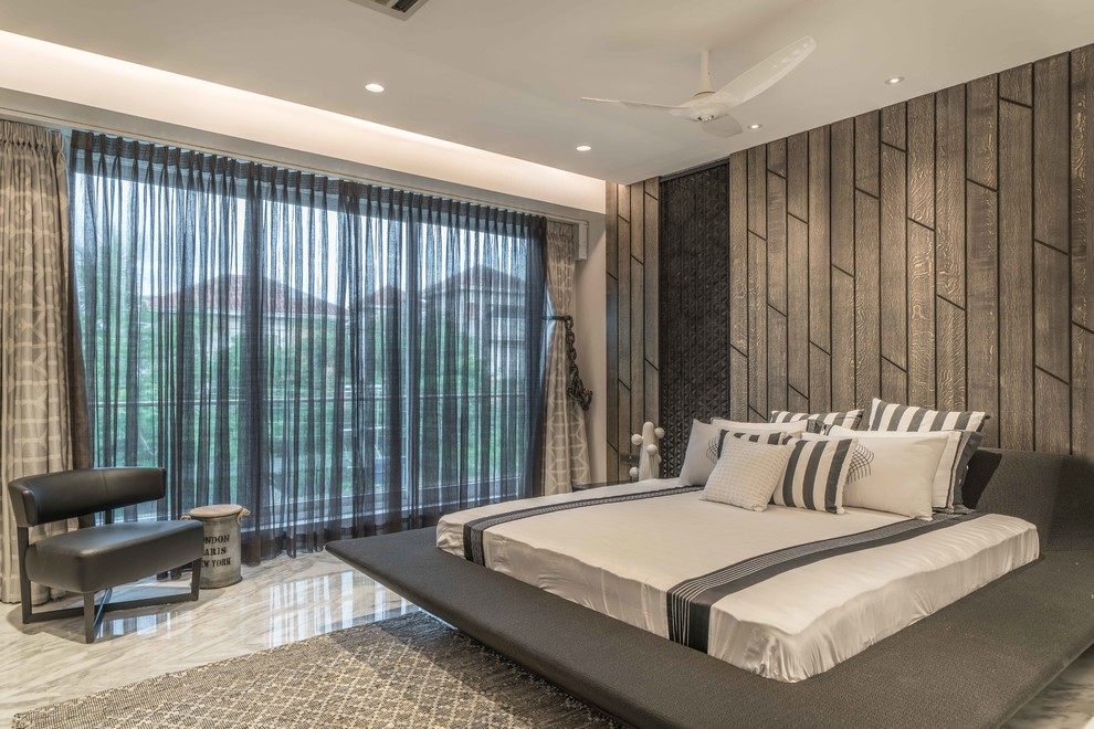 На фото: хозяйская спальня в современном стиле с бежевыми стенами, серым полом и акцентной стеной с