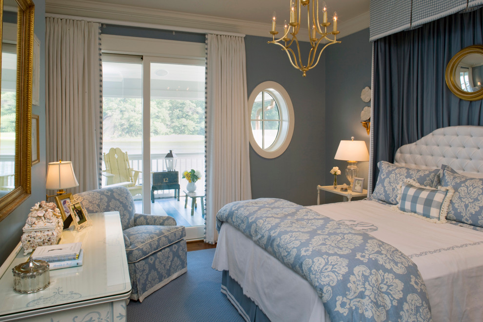 На фото: гостевая спальня (комната для гостей): освещение в классическом стиле с паркетным полом среднего тона и серыми стенами без камина