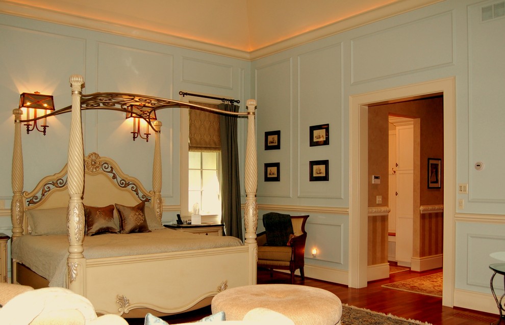 Стильный дизайн: большая хозяйская спальня в классическом стиле с синими стенами и темным паркетным полом без камина - последний тренд