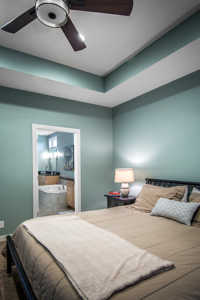 Idee per una piccola camera matrimoniale stile americano con pareti blu e moquette
