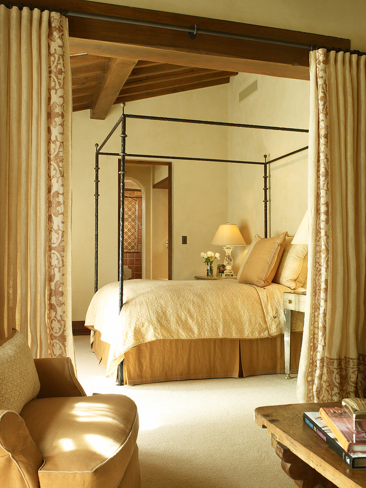 Ispirazione per una camera da letto mediterranea con pareti beige e moquette