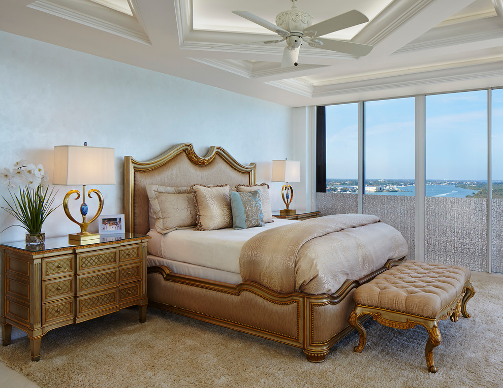 Idée de décoration pour une chambre avec moquette victorienne avec un mur blanc et un sol beige.