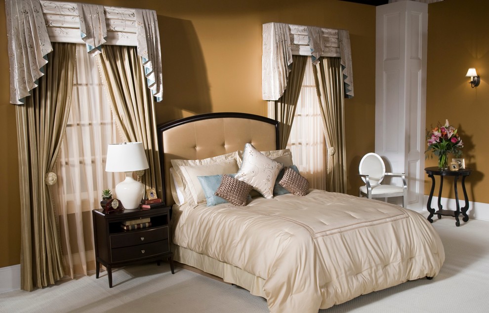 Mittelgroßes Shabby-Look Gästezimmer ohne Kamin mit brauner Wandfarbe, Teppichboden und weißem Boden in Sonstige
