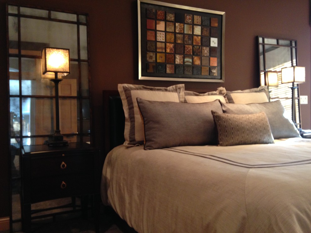 Идея дизайна: хозяйская спальня среднего размера в стиле неоклассика (современная классика) с коричневыми стенами без камина