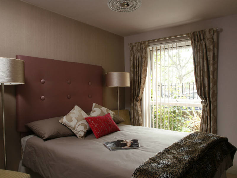Свежая идея для дизайна: маленькая спальня в классическом стиле с розовыми стенами и ковровым покрытием для на участке и в саду - отличное фото интерьера
