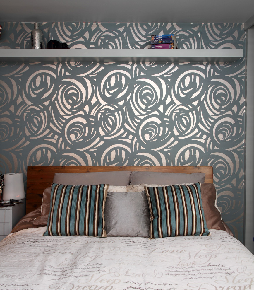 Kleines Modernes Hauptschlafzimmer mit blauer Wandfarbe und Teppichboden in London