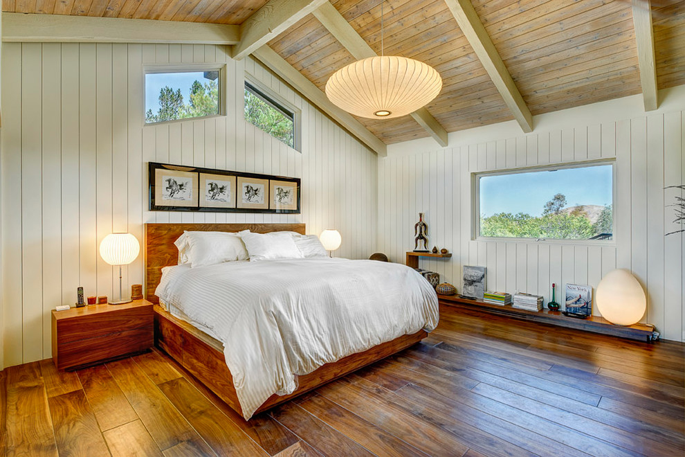 Foto de dormitorio marinero con paredes blancas y suelo de madera oscura