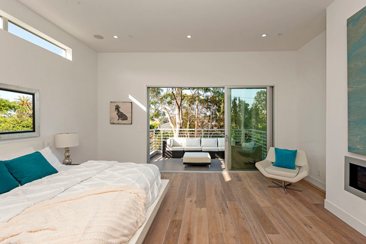 Пример оригинального дизайна: хозяйская спальня среднего размера в современном стиле с белыми стенами, полом из керамогранита, стандартным камином и фасадом камина из металла