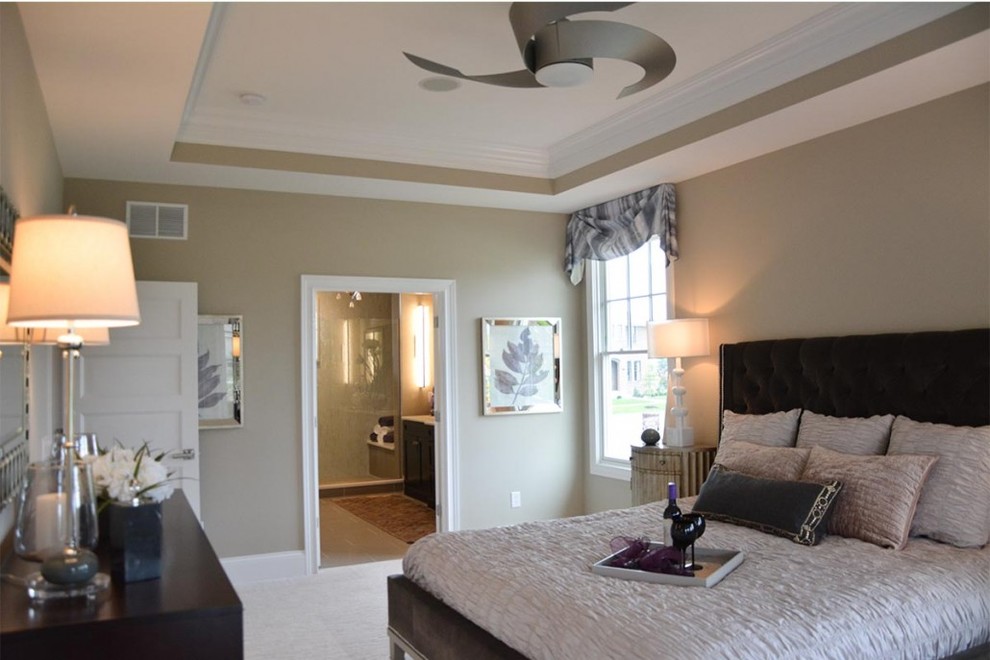 Modelo de dormitorio principal clásico renovado de tamaño medio sin chimenea con paredes beige, moqueta y suelo beige