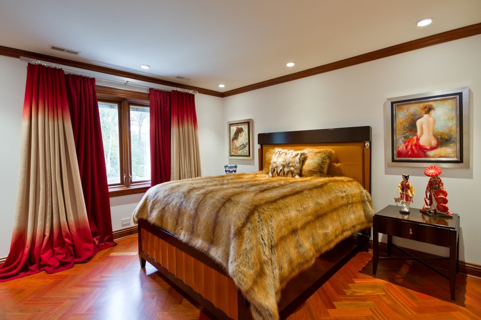 Modelo de dormitorio principal clásico grande sin chimenea con paredes blancas y suelo de madera en tonos medios