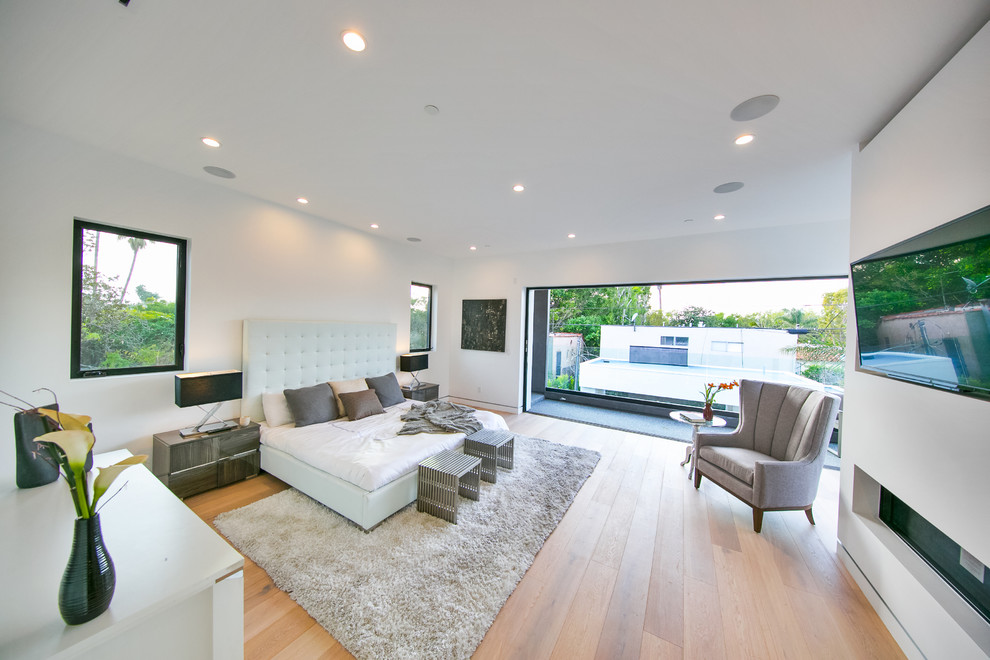Modernes Hauptschlafzimmer ohne Kamin mit weißer Wandfarbe, hellem Holzboden und beigem Boden in Los Angeles