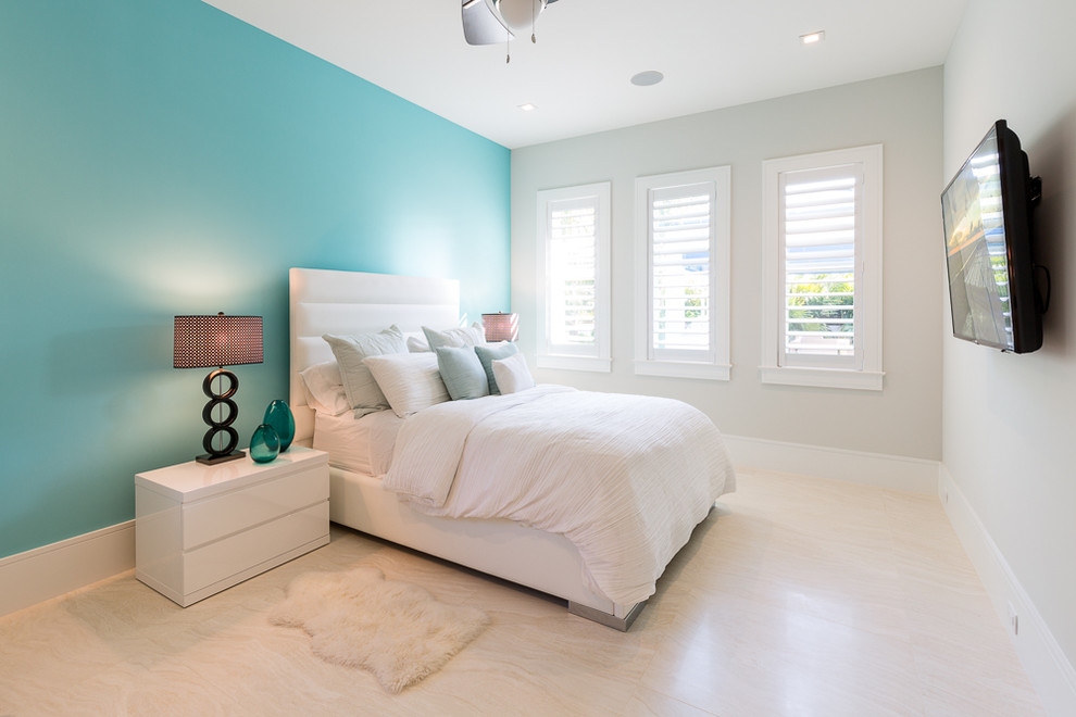 マイアミにある広いトランジショナルスタイルのおしゃれな客用寝室 (グレーの壁、大理石の床、暖炉なし、ベージュの床) のレイアウト