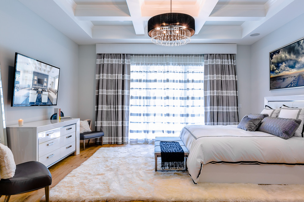 Пример оригинального дизайна: большая хозяйская спальня в стиле неоклассика (современная классика) с серыми стенами, паркетным полом среднего тона и коричневым полом без камина