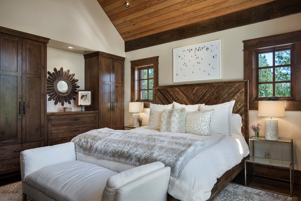 На фото: большая хозяйская спальня в стиле рустика с белыми стенами и темным паркетным полом с