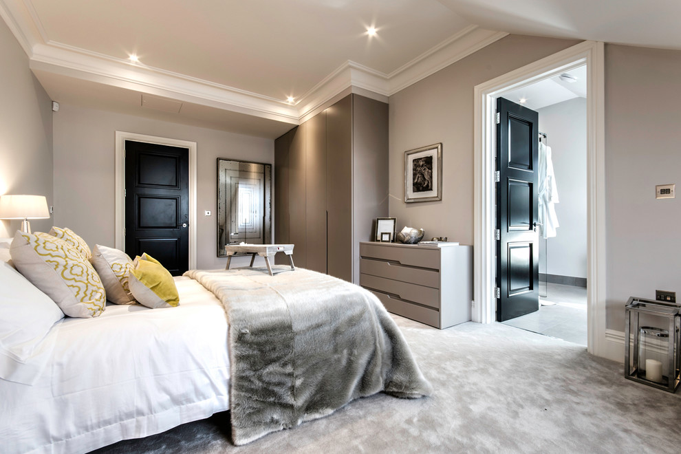 Foto di una camera da letto chic di medie dimensioni con pareti grigie, moquette e pavimento grigio