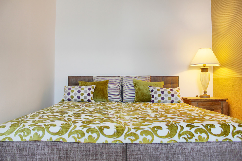 Foto de habitación de invitados contemporánea de tamaño medio sin chimenea con paredes púrpuras y suelo de madera clara