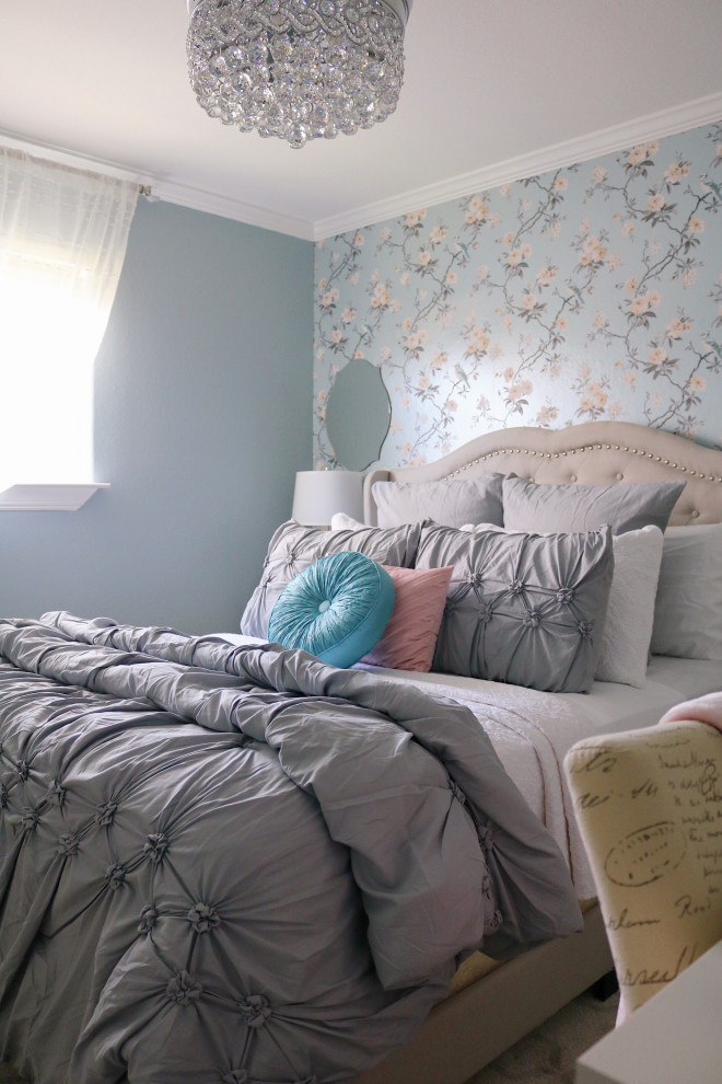 На фото: маленькая гостевая спальня (комната для гостей) с синими стенами, полом из травертина, бежевым полом и обоями на стенах без камина для на участке и в саду